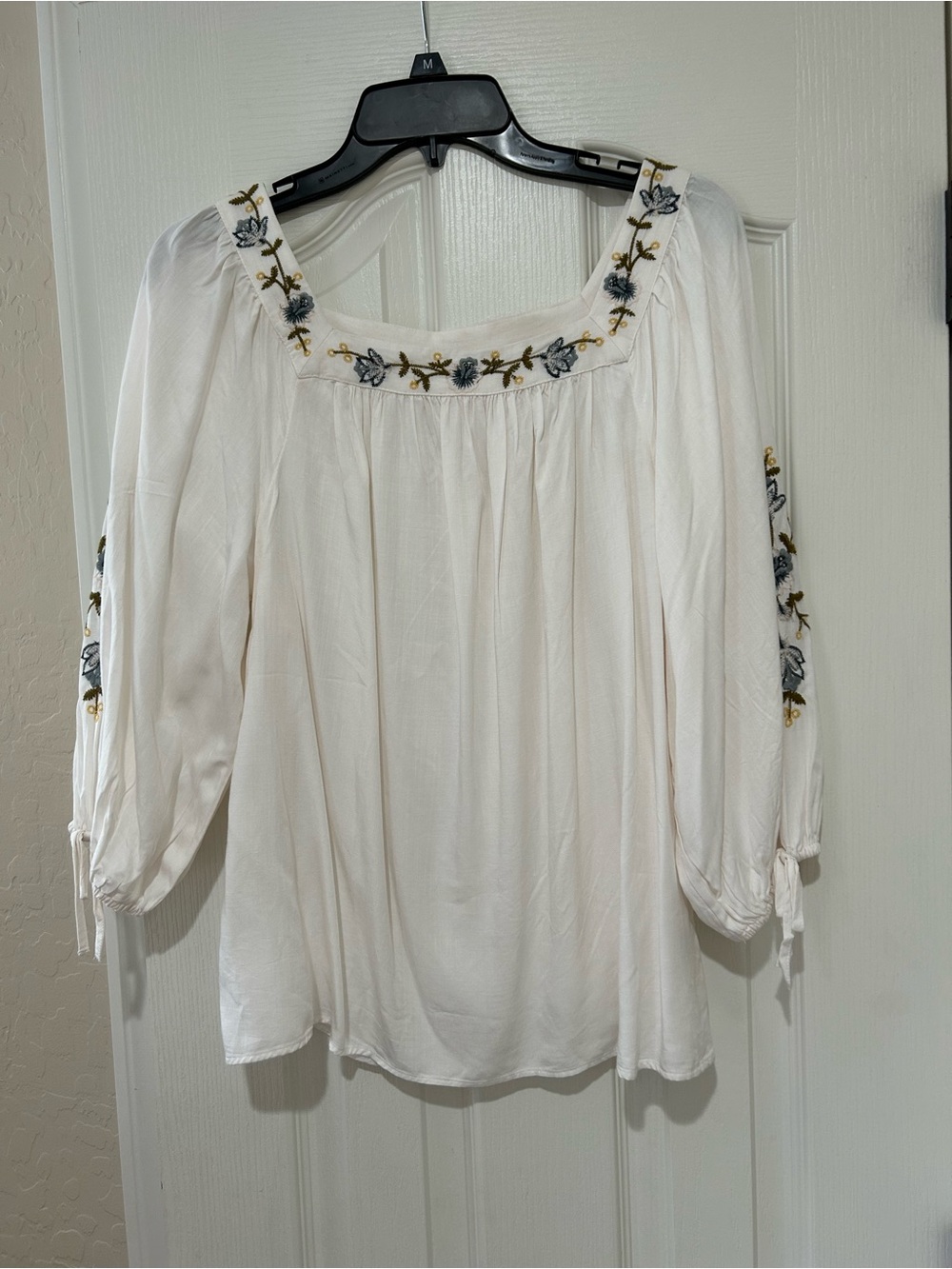 LC Lauren Conrad White Light Cream Peasant Blouse Top W/ Blue Floral Embroidery